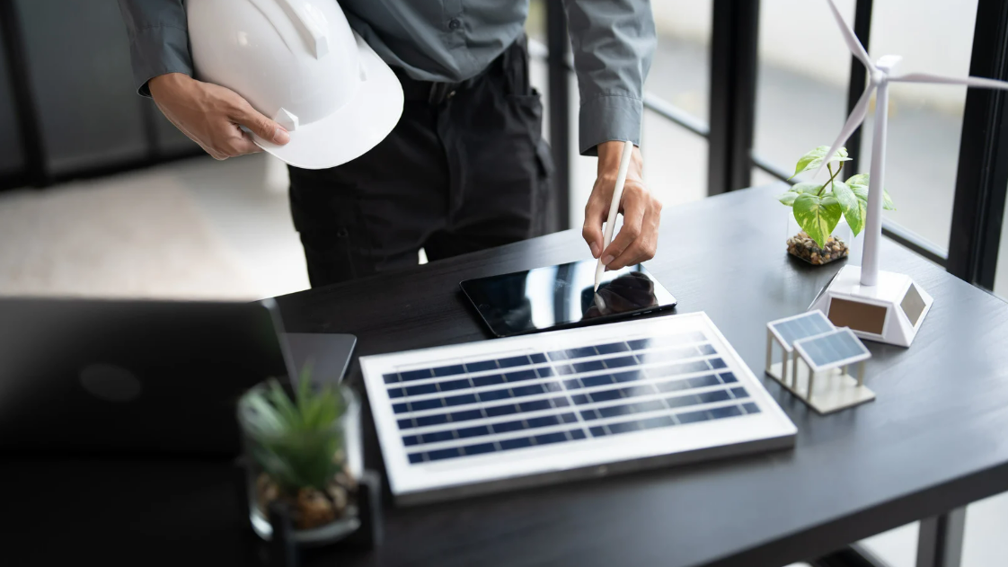 Especialista analisando modelos solares em tablet